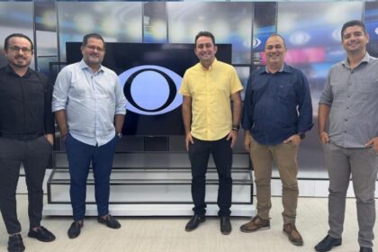 A parceria foi oficializada nos estúdios da Band Ceará, em Fortaleza. (Foto: Reprodução)