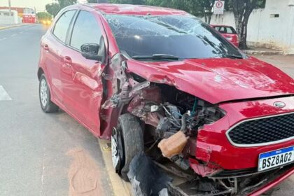 Veículo ficou destruído após capotamento durante perseguição policial. — Foto: Reprodução