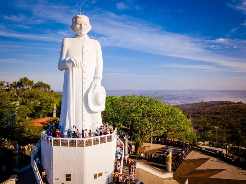 Estátua de Padre Cícero, em Juazeiro do Norte, faz parte do Complexo do Horto — Foto: Gustavo Pellizzon/SVM